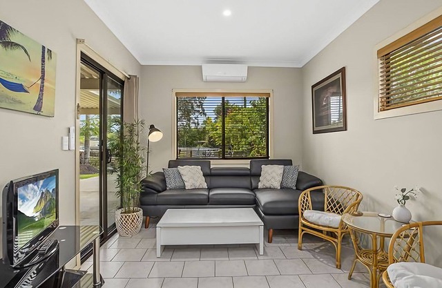 Emerald Hub 2 is a self-contained flat attached to the main house with access to a swimming pool