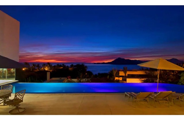 Emerald Villa. Luxury beach house in Manzanillo