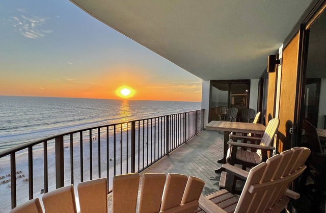 Emerald Water & Sugar White Sand Awaits You! Beachfront Condo, Pool
