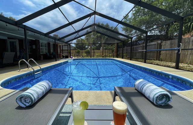 Emerald Waves Hideaway - Free Heated Pool & Games Room-8 mins to Pensacola Beach