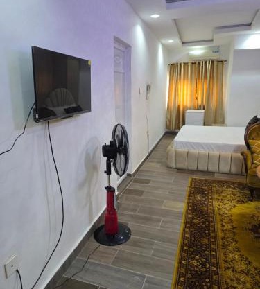 Emike Luxury Hotel & Suites