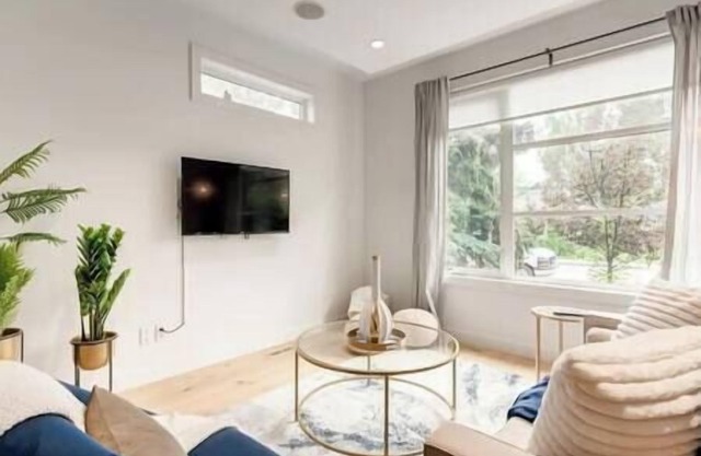 "Empire" in Desirable Marda Loop!