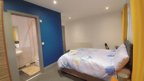 En-suite Double-Bedroom in the Heart of Eccles Manchester BH5 Perfect for Short Stays