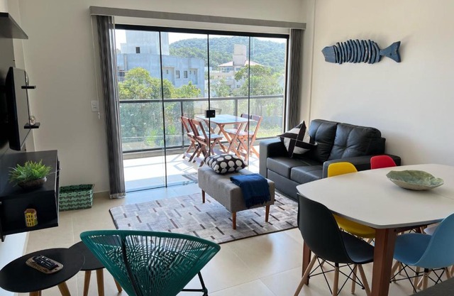Encanto de apartamento, novo! A 290 metros da praia do Canto Grande!