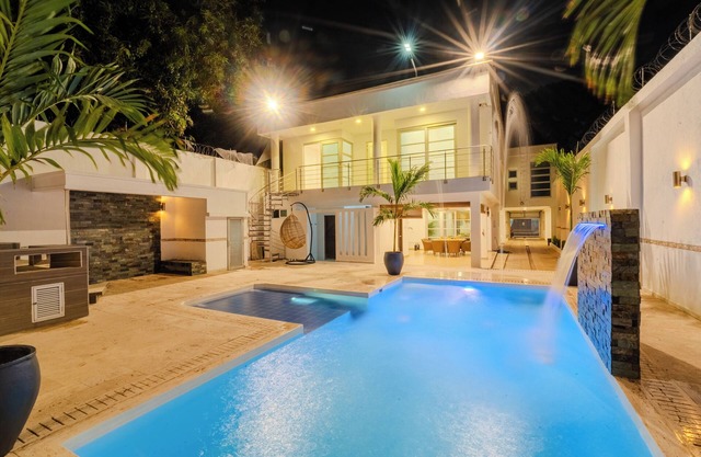 Encanto Mansion: 6 Bedroom Luxury Stay Near Walled City