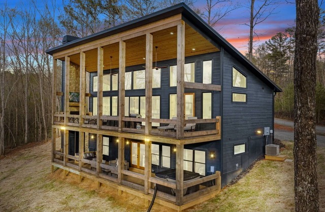 Enchanted Ridge Retreat: Family friendly, peaceful property, hot tub, sleeps 10