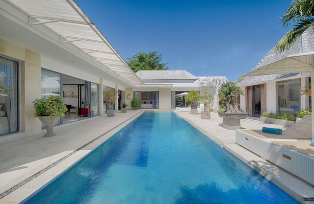 Enchanting 3BR Villa W/Private Pool, Echo Beach-Canggu! 8Min Drive To The Beach!