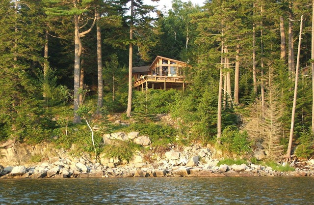 Enchanting 4-bedroom ocean-front house minutes from Acadia Park and private dock