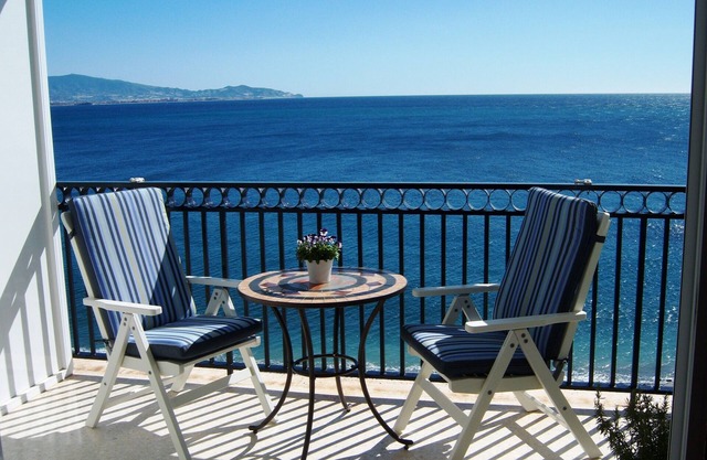 Enchanting apartment, 1st beach line, panoramic views, parking, fast internet