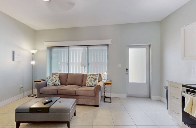 Enchanting condo with full kitchen, enclosed yard, & washer/dryer