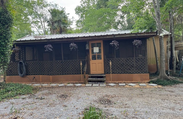 Enchanting family-friendly cottage with AC in Breaux Bridge