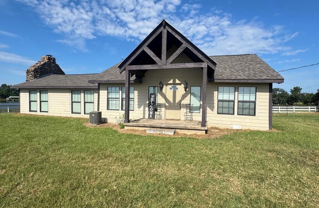 Enchanting farmhouse with AC in Lindale