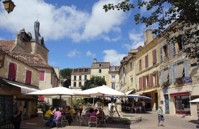 ENCHANTING DORDOGNE CHÂTEAU: LUXURIOUS GETAWAY IN SCENIC FRANCE