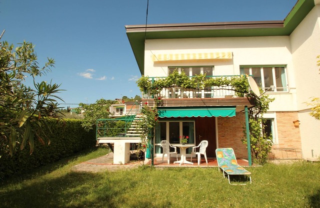 Enchanting Lake Garda view and large pool with romantic restaurant