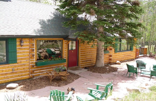 Enchanting Mountain Log CabinnPines, Aspens & meadows and abundant wildlife.