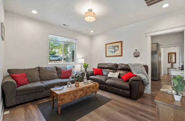 Enchanting Ogden Cottage (N)