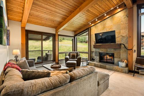 Enclave 312, Ski-In/Ski-Out Condo, Top Floor w/Hot Tub, Gym and Out Door Pool in Snowmass