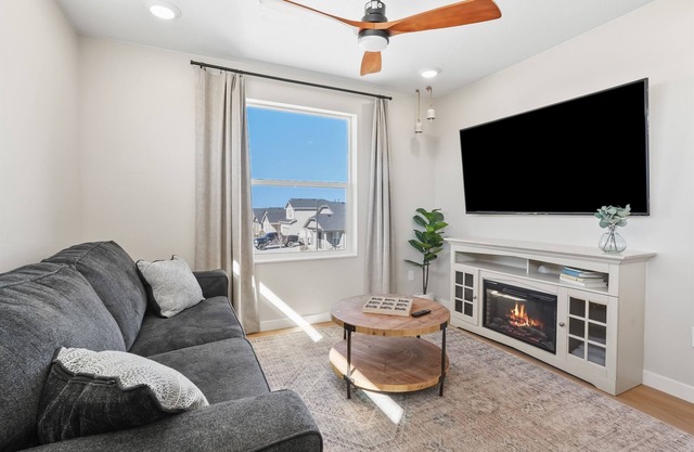Enclave - Private King 1 Bedroom Sleeps 4! Outdoor Patio View