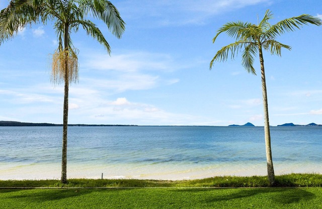 Encore Five Nine - Luxurious Absolute Beach-front Apartment