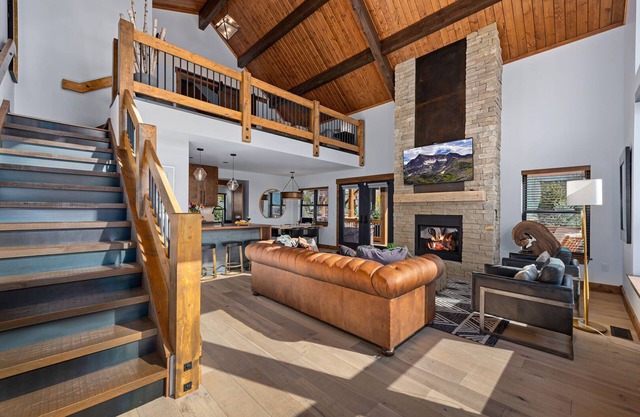 End Unit - EV Charger, Fireplace & Jacuzzi