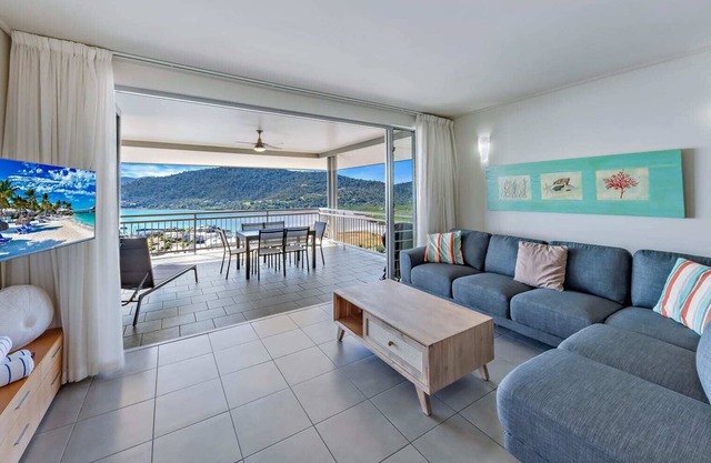 Endless panoramic views of the Whitsundays at 333