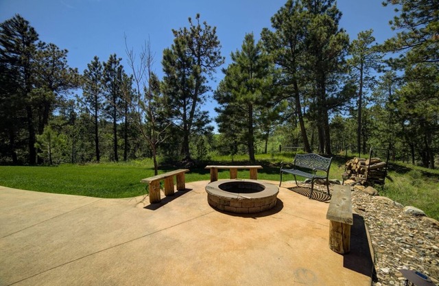 Endless Pines. Black Hills Cabin with views, hot tub and deck!