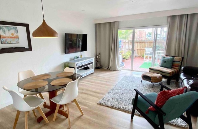 Endless Summer -Updated Townhome, 3-5 minute walk to the beach!