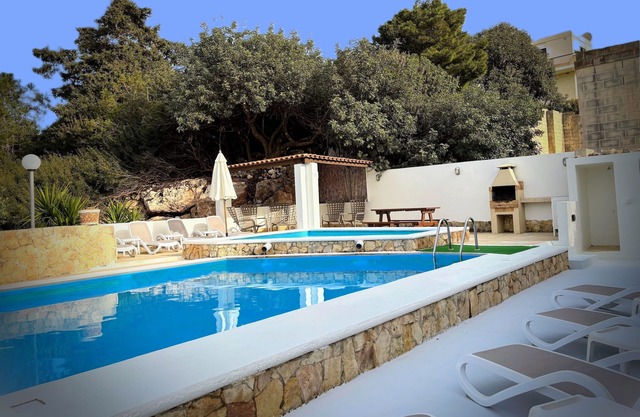 Endless Sunshine: Expansive Detached Villa with 2 Pools for All-Day Enjoyment