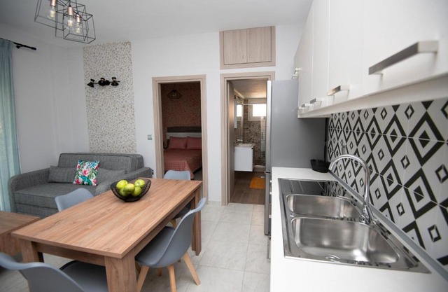 ENIO AXD guest house with private parking