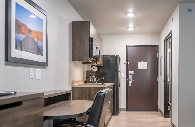 Enjoy 3 Pet-Friendly Rooms with Kitchen and Parking Included Near Oregon Zoo