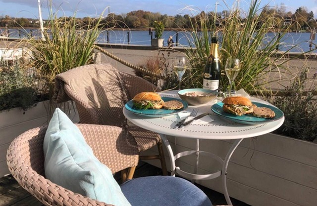 Enjoy a fantastic view of the Schlei in our spacious and charming "Speicherheimat" vacation apartment, which is located directly on Kappeln harbor in the historic warehouse