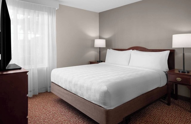 Enjoy a Full Kitchen & Separate Living Area in 3 1BR Suites - Ideal for Groups