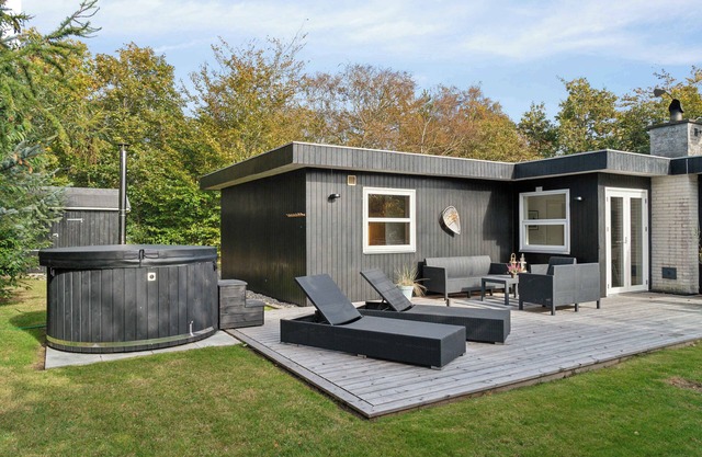Enjoy a holiday just 200 m from Ringkøbing Fjord