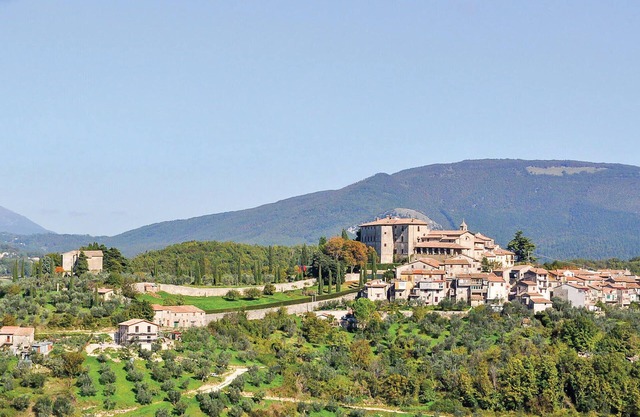 Enjoy a wonderful vacation in this cozy apartment with beautiful views of the countryside.