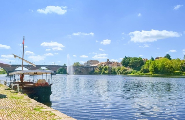 Enjoy a wonderful time in this inviting vacation home in an idyllic location.