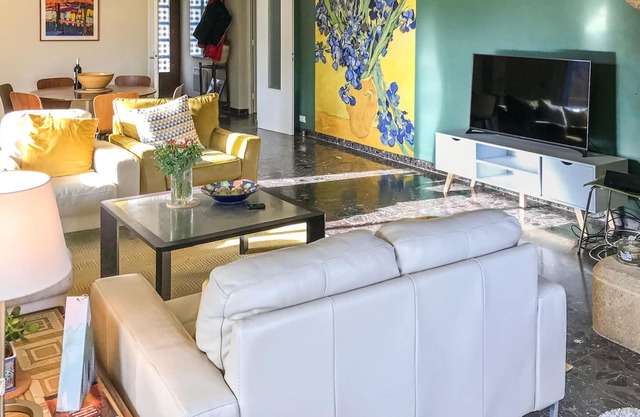 Enjoy a wonderful vacation in this inviting vacation home with pool in a fantastic location close to