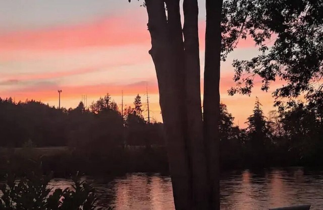 Enjoy Beautiful Sunsets on the Willamette River in a rural setting