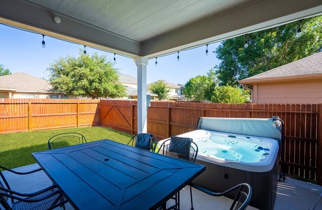 Enjoy Casa Blanca: Family Friendly, Hot Tub, Patio & BBQ