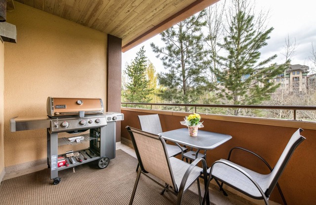 Enjoy Cool AC! Heated Pool-Hot Tub-Gym-Walk to Resort/Town Bus-Elevator-W/D in Unit-Balcony