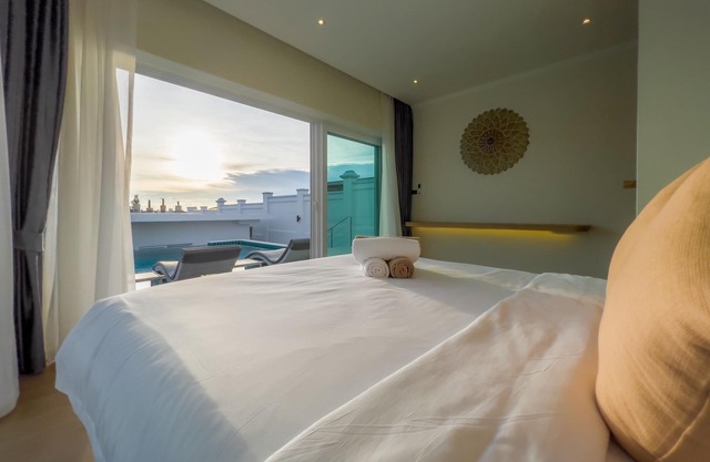 Enjoy Deluxe Sunset View on the beachchair in pool, 15 min to the city downtown.