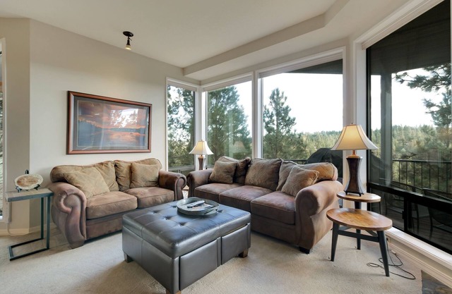 Enjoy Deschutes River Views from Beautiful 1-Bedroom Mt. Bachelor Village Condo!