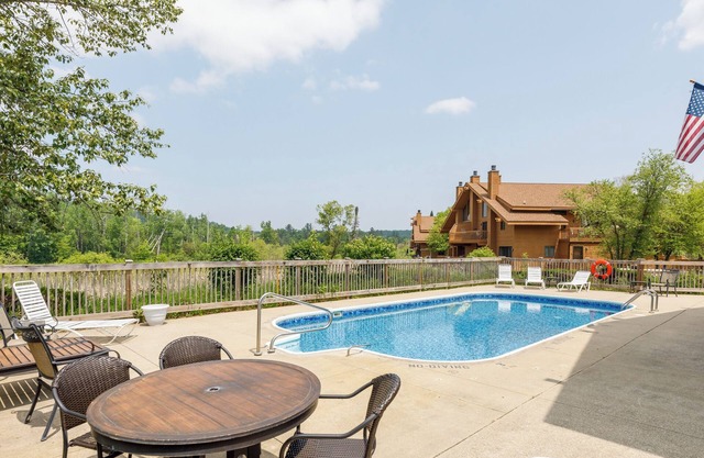 Enjoy fall colors from this beautiful condo that sleeps 6!