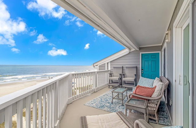 ENJOY FALL WEATHER! BRING YOU BATHING SUIT!nSPACIOUS 2 BEDROOM-4 BLOCKS TO PIER.