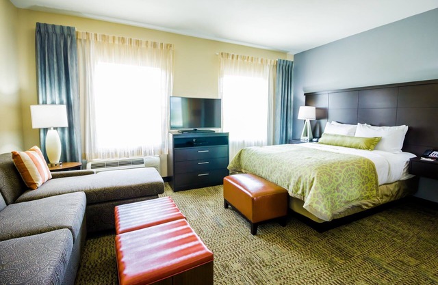 Enjoy Free Breakfast, Free Wi-Fi, and an Outdoor Pool