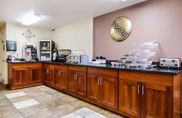 Enjoy Free Breakfast! Also Comes w/Free Parking, Pet-friendly Property!