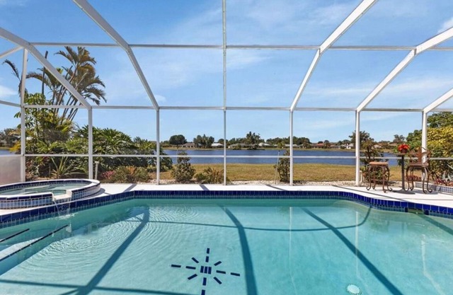 Enjoy lake views from the lanai. Charming 3-bdr home in quiet Deep Creek sub.