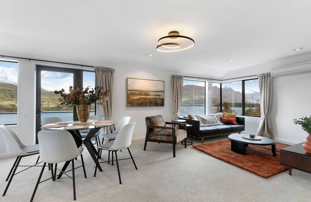 Enjoy million dollar views at Lakeside Retreat centrally located in Queenstown!