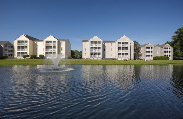 Enjoy our Colonial Style Resort in Williamsburg with Free parking, pool access, mini golf and tennis