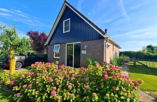Enjoy peace and nature in this cozy cottage in the Kop van Noord-Holland. Ideal for families and dog lovers, with a sunny terrace, enclosed garden and free fishing pass. Close to the beach, Callantsoog and Schagen