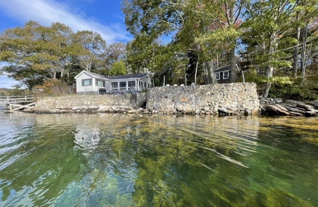 Enjoy Secluded Privacy at this Cottage on the Water